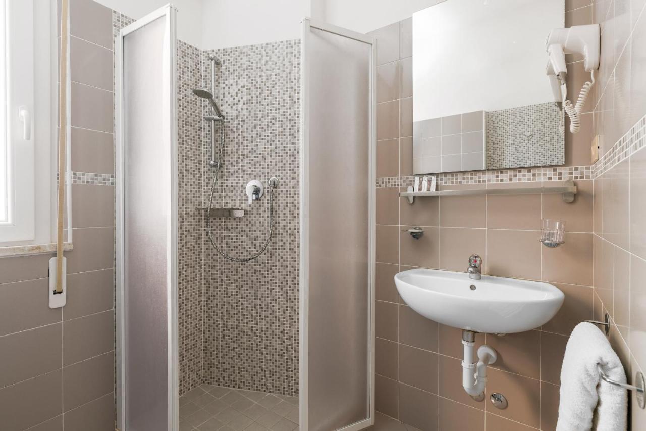 Hotel Tres Jolie Ріміні Екстер'єр фото