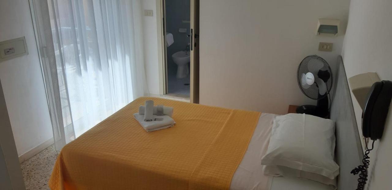 Hotel Tres Jolie Ріміні Екстер'єр фото
